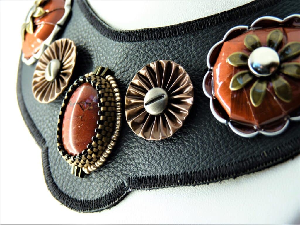 Collier capsules, cuir et jaspe rouge ©f.castagna