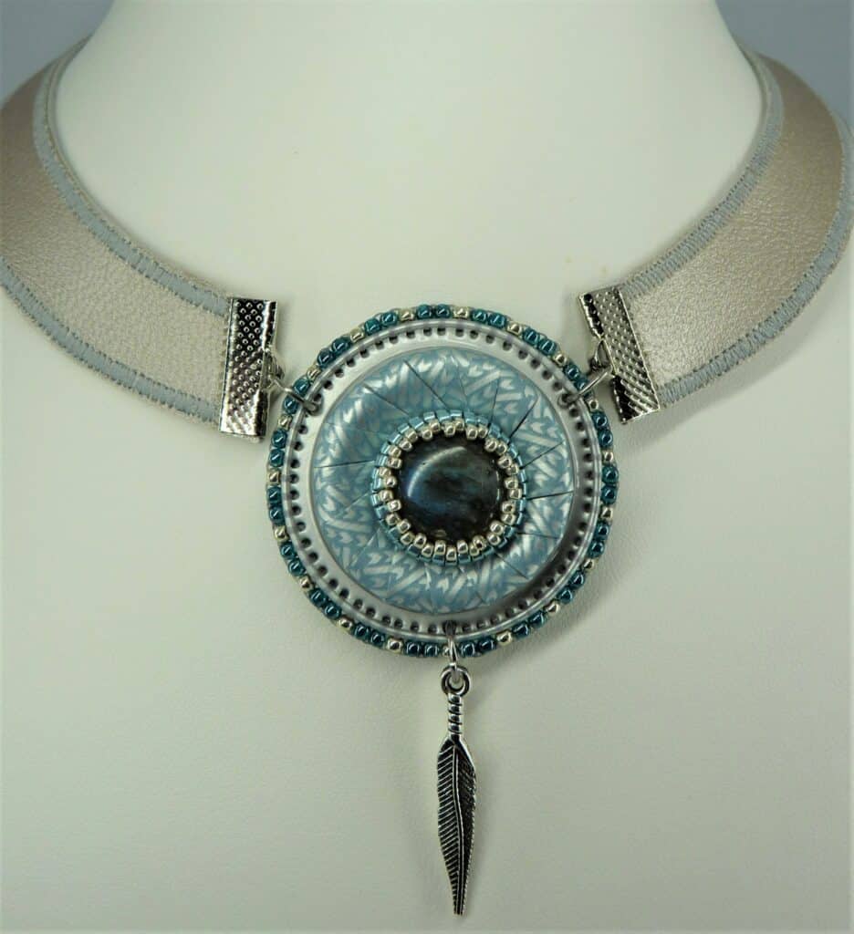 Collier capsules, cuir et labradorite ©f.castagna