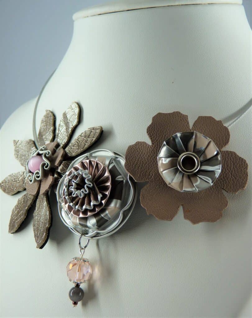 Collier capsules et cuir ©f.castagna