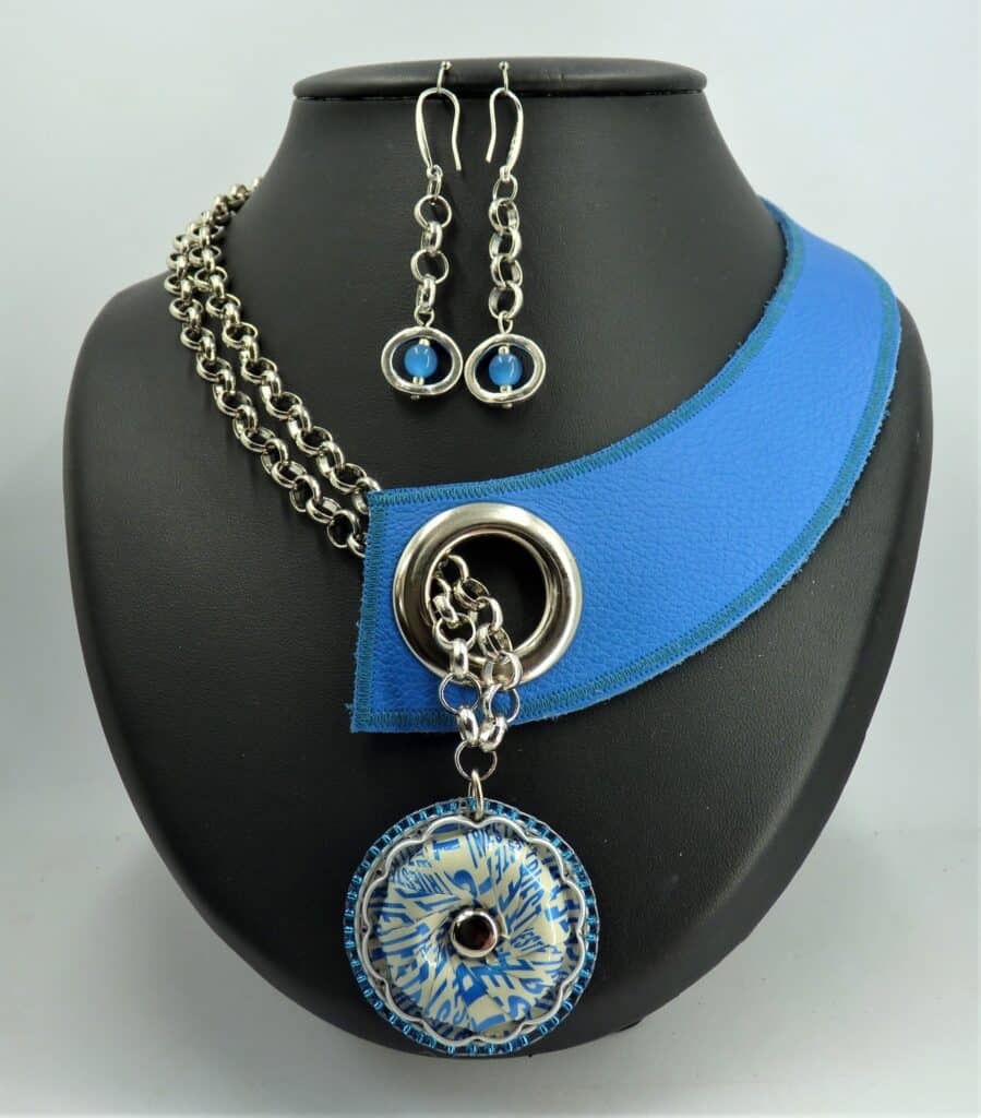 Collier asymétrique capsules et cuir ©f.castagna